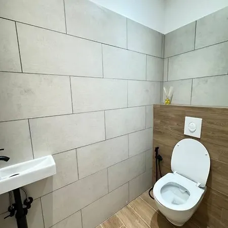 Neuf Bas De 1 Apartment